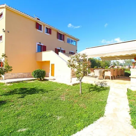 Mit Privatpool Fuer 10 Personen Ca 265 Qm In Sisan, Istrien Suedkueste Von Istrien Holiday home Sisan