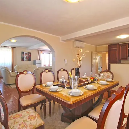 Mit Privatpool Fuer 10 Personen Ca 265 Qm In Sisan, Istrien Suedkueste Von Istrien Sisan