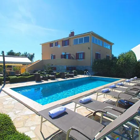Mit Privatpool Fuer 10 Personen Ca 265 Qm In Sisan, Istrien Suedkueste Von Istrien *